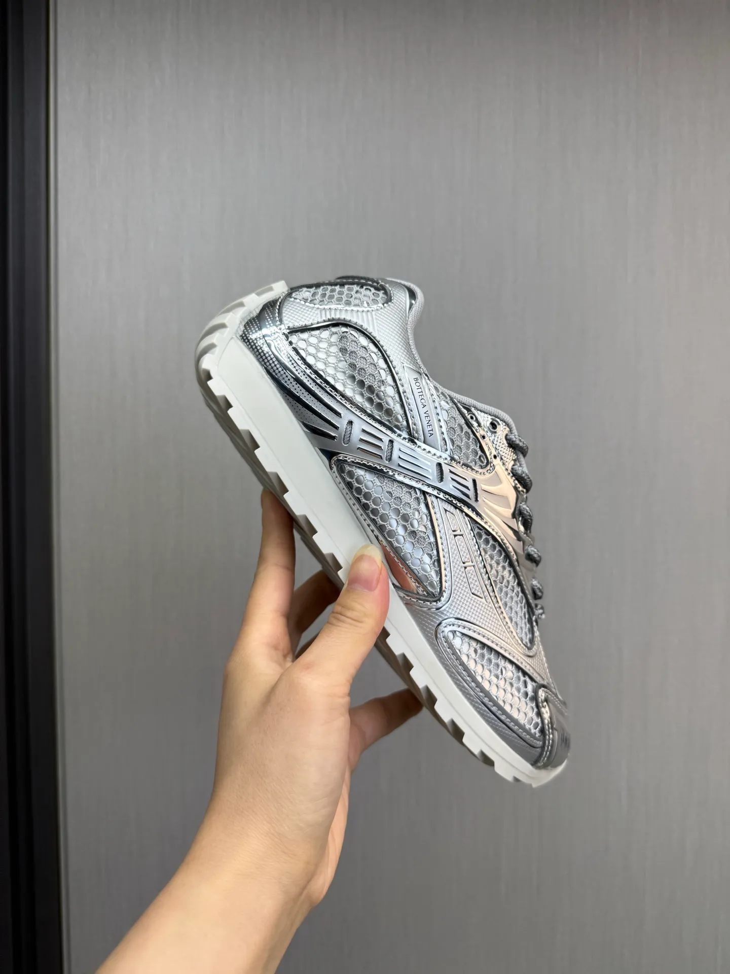 Men's men's shoes 💰620💰 BV top version 𝘽𝙊𝙏𝙏𝙀𝙂𝘼 𝙑𝙀𝙉𝙀𝙏𝘼 Orbit sneakers Wang Yibo same style couple style dad shoes 🩷💚 Runner sneakers, made of lightweight technical mesh fabric. Features a geometric patterned rubber outsole. Pay attention to the package craftsmanship ❕ High version shipping ❗️ Very nice, durable to play with and durable to make ✔️ Standard version 💯💯 The outsole is made of color-blocked TPU outsole. Women’s model 35-41 (40 41 customized) Men’s model 39-46 (45.46 customized) Equipped with original packaging
